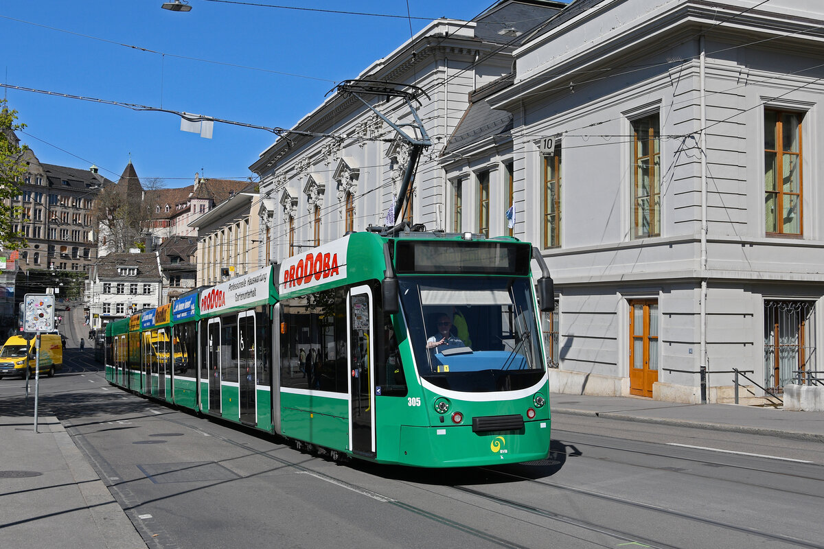 Be 6/8 Combino 305, auf der Linie 8, fährt am 07.04.2025 den Steinenberg hoch zur Haltestelle Bankverein. Aufnahme Basel.