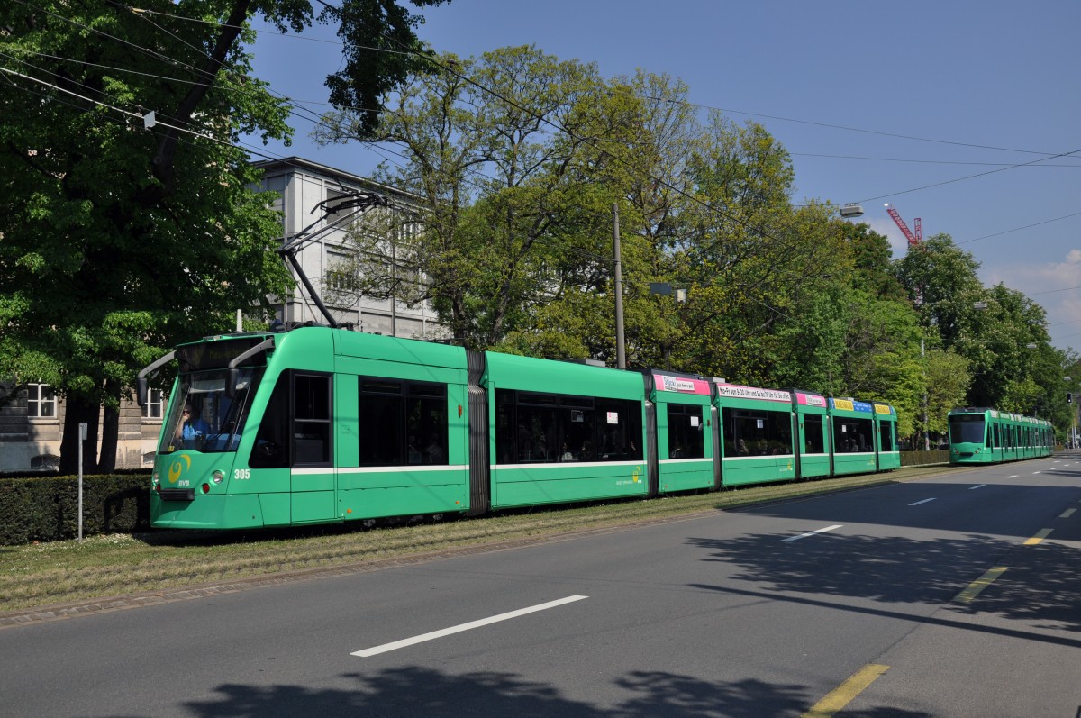 Be 6/8 Combino 305 auf der Linie 8 im Aeschengraben. Die Aufnahme stammt vom 24.04.2014.