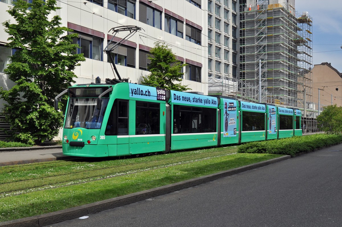 Be 6/8 Combino 305 mit einer Yallo Teilwerbung auf der Linie 6 kurz vor der Haltestelle Gewerbeschule. Die Aufnahme stammt vom 20.04.2015.