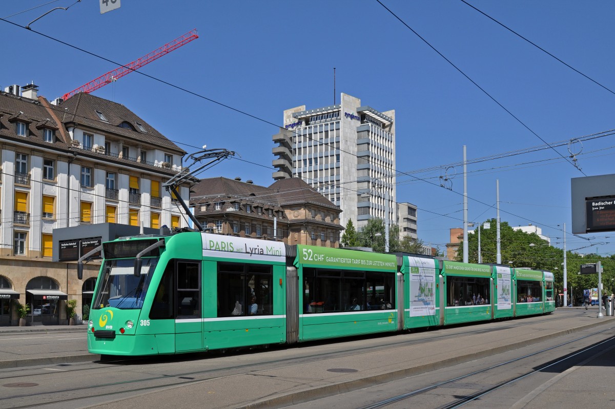 Be 6/8 Combino 305, mit einer Teilwerbung für  Paris mit Lyria Mini , auf der Linie 6, bedient die Haltestelle Badischer Bahnhof. Die Aufnahme stammt vom 15.07.2015.