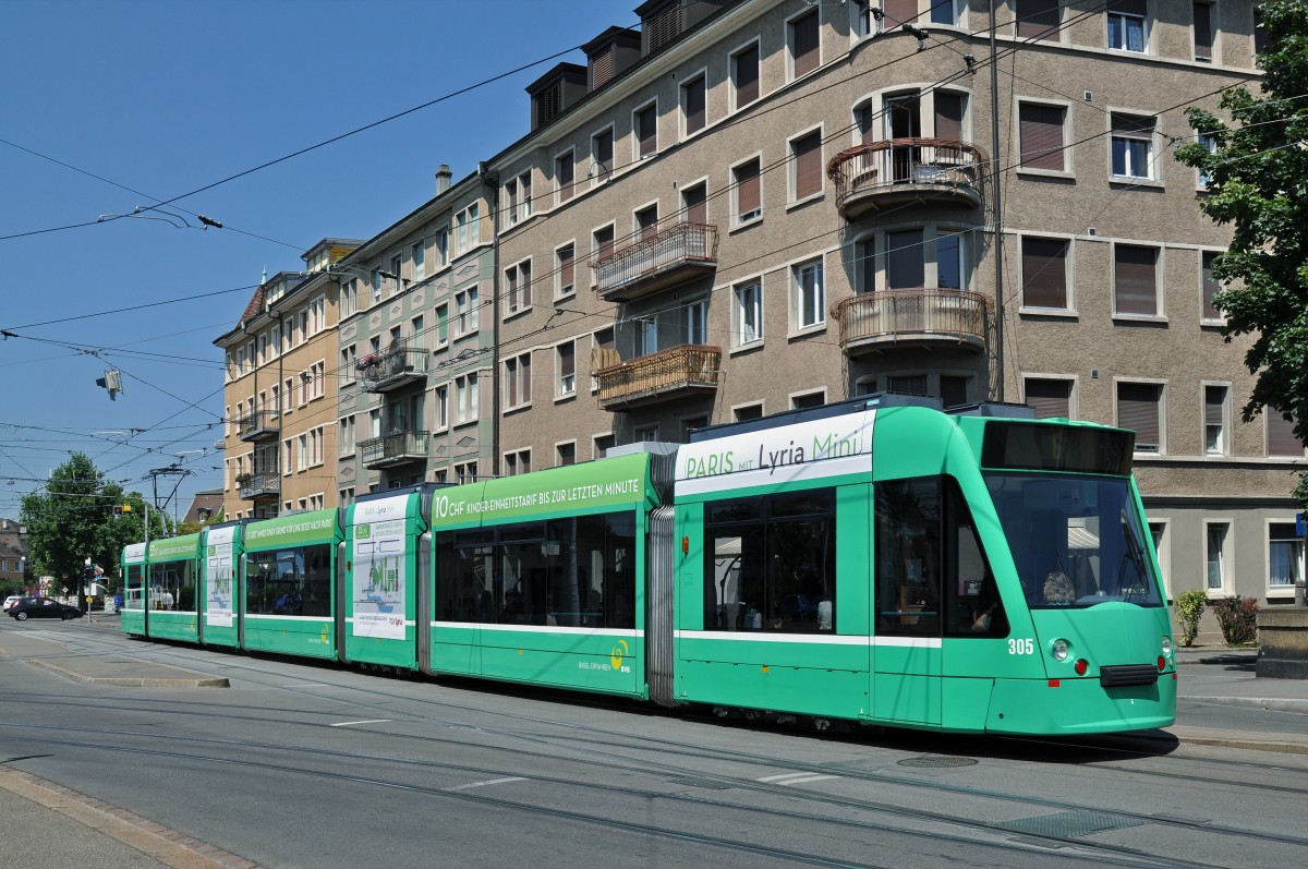 Be 6/8 Combino 305, mit einer Teilwerbung für  Paris mit Lyria Mini , auf der Linie 6, bedient die Haltestelle Morgartenring. Die Aufnahme stammt vom 15.07.2015.