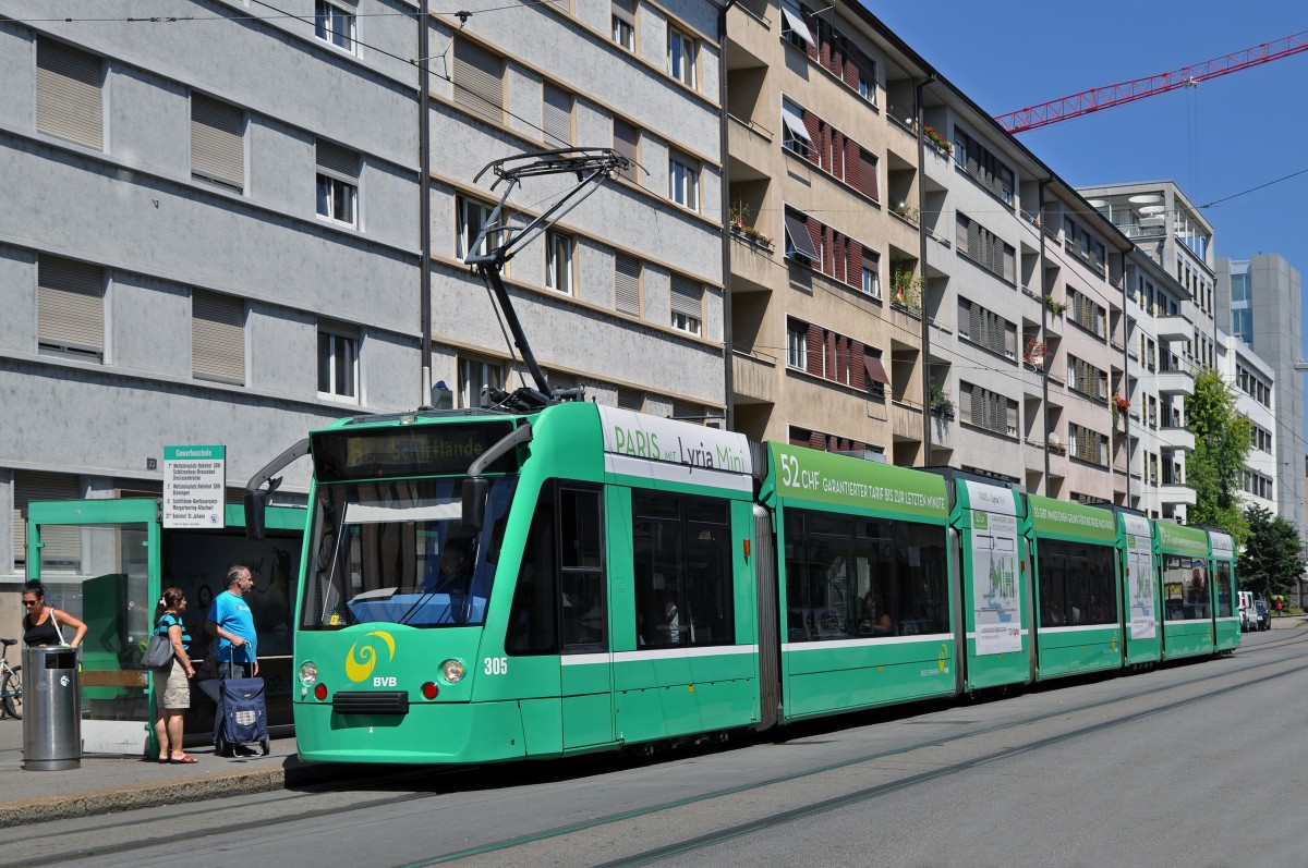 Be 6/8 Combino 305, mit einer Teilwerbung für  Paris mit TGV Lyria mini  auf der Linie 6 bedient die Haltestelle Gewerbeschule. Die Aufnahme stammt vom 03.08.2015.