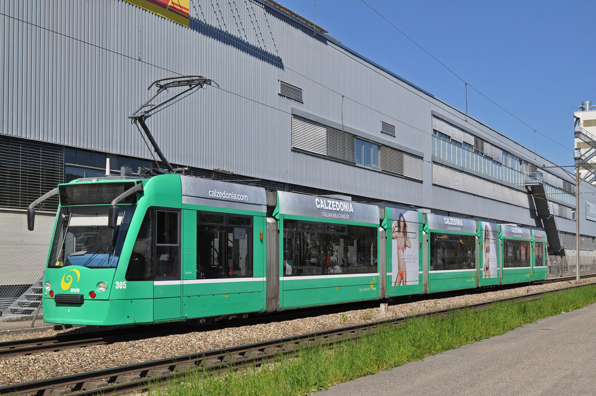 Be 6/8 Combino 305, mit einer Teilwerbung für Calzedonia, fährt zur Haltestelle der Linie 14 bei der Lachmatt. Die Aufnahme stammt vom 05.05.2016.