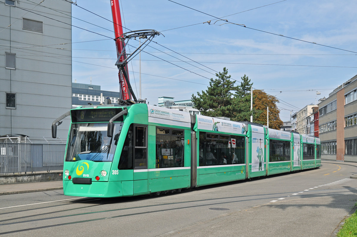 Be 6/8 Combino 305, mit einer Teilwerbung für Credit Agricola, fährt zur Haltestelle der Linie 8 an der CIBA. Die Aufnahme stammt vom 23.09.2016.