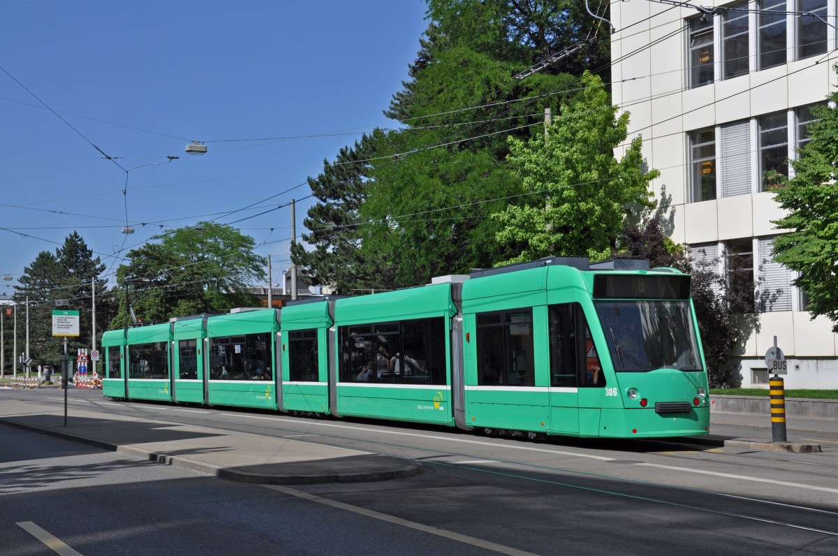 Be 6/8 Combino 306 auf der Linie 8 bedient die Haltestelle CIBA. Die Aufnahme stammt vom 11.06.2014.