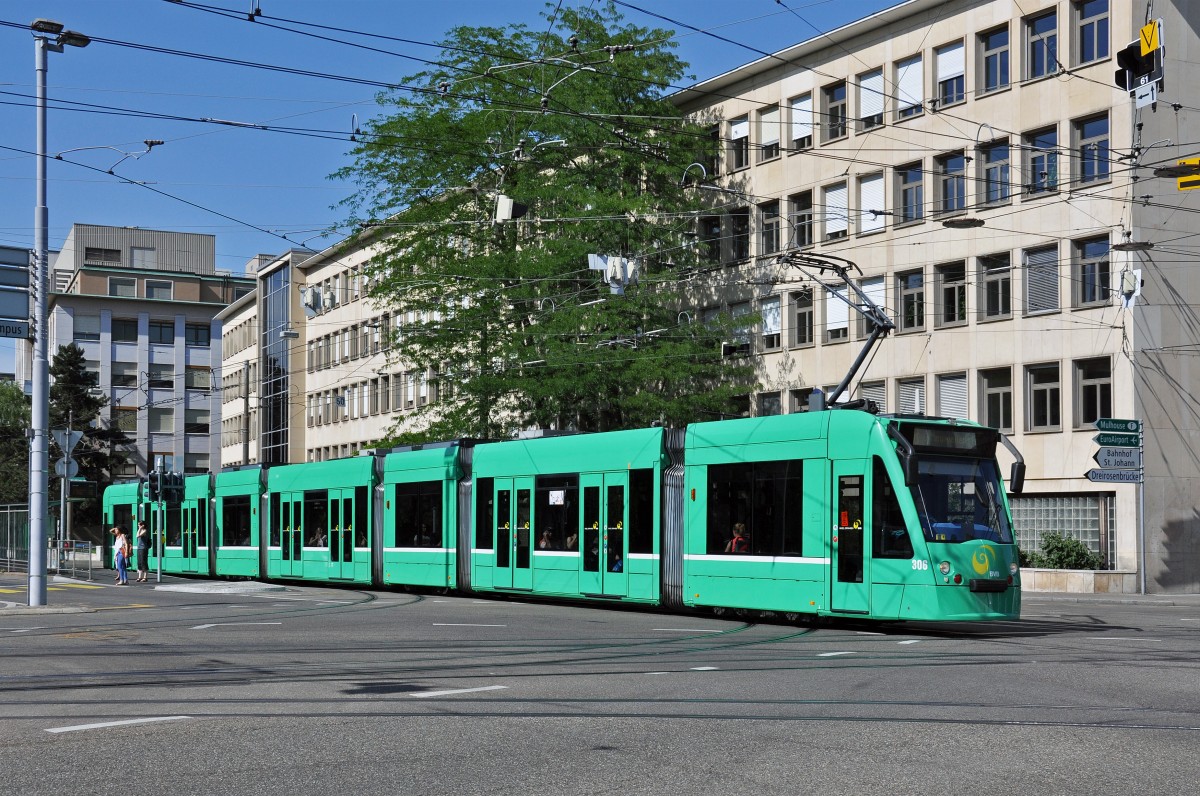 Be 6/8 Combino 306 auf der Linie 8 fährt Richtung Haltestelle Bläsiring. Die Aufnahme stammt vom 11.06.2014.