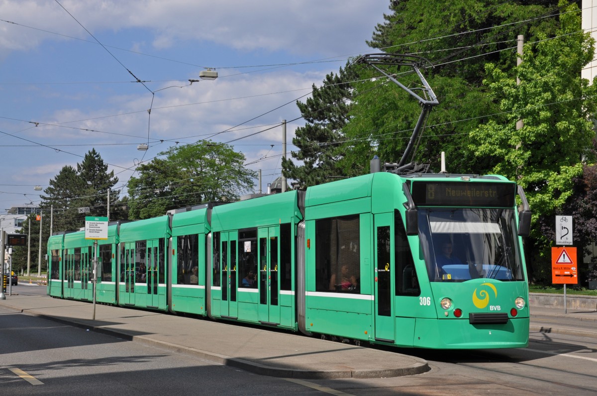 Be 6/8 Combino 306 auf der Linie 8 bedient die Haltestelle CIBA. Die Aufnahme stammt vom 16.06.2014.
