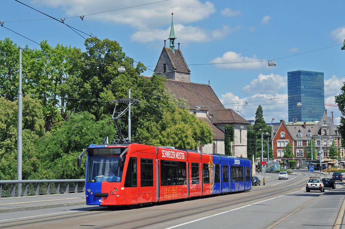 Be 6/8 Combino 306 FC Basel, auf der Linie 2, überquert die Wettsteinbrücke. Die Aufnahme stammt vom 04.07.2017.