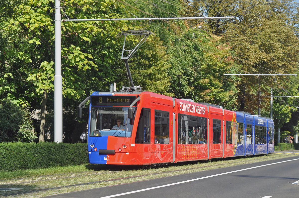 Be 6/8 Combino 306 FC Basel, auf der Linie 8, fährt zur Haltestelle am Bahnhof SBB. Die Aufnahme stammt vom 29.08.2017.