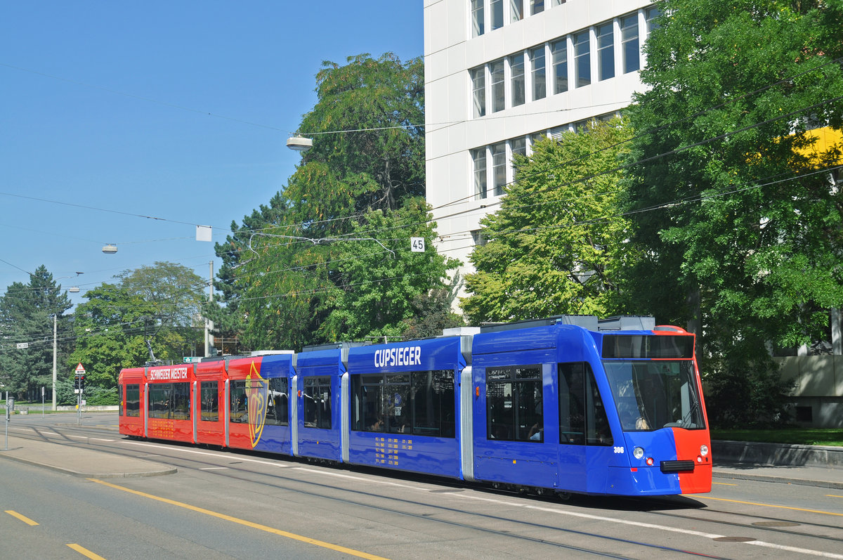 Be 6/8 Combino 306 FC Basel, auf der Linie 8, bedient die Haltestelle CIBA. Die Aufnahme stammt vom 29.08.2017.