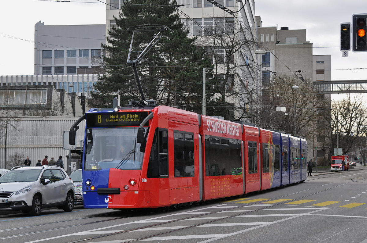 Be 6/8 Combino 306 FC Basel, auf der Linie 8, fährt zur Haltestelle Wiesenplatz. Die Aufnahme stammt vom 30.01.2018.