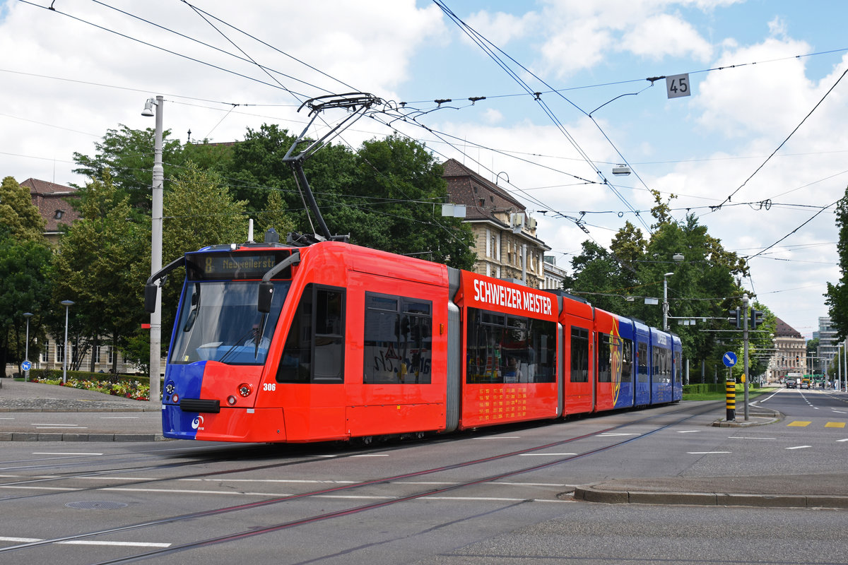 Be 6/8 Combino 306 FC Basel, auf der Linie 8, fährt zur Haltestelle am Bahnhof SBB. Die Aufnahme stammt vom 14.06.2018.