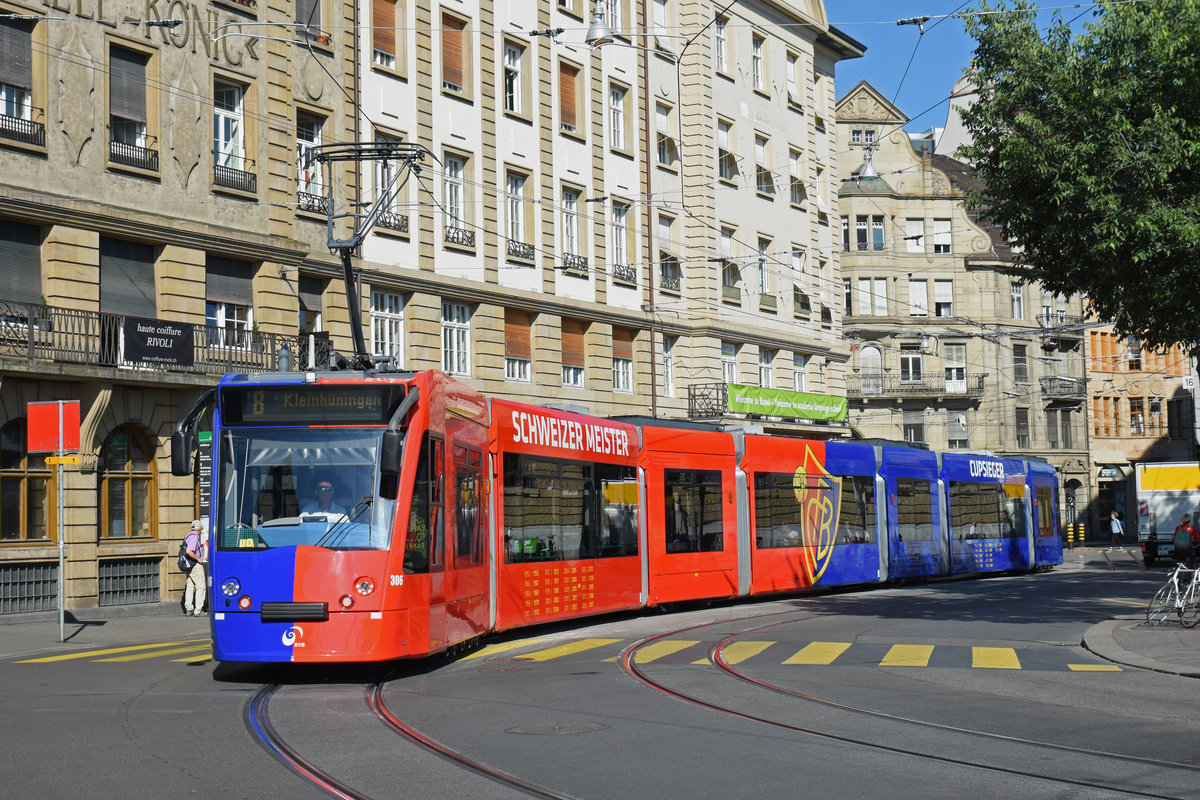 Be 6/8 Combino 306 FC Basel, auf der Linie 8, verlässt die Haltestelle Schifflände. Die Aufnahme stammt vom 20.06.2018.