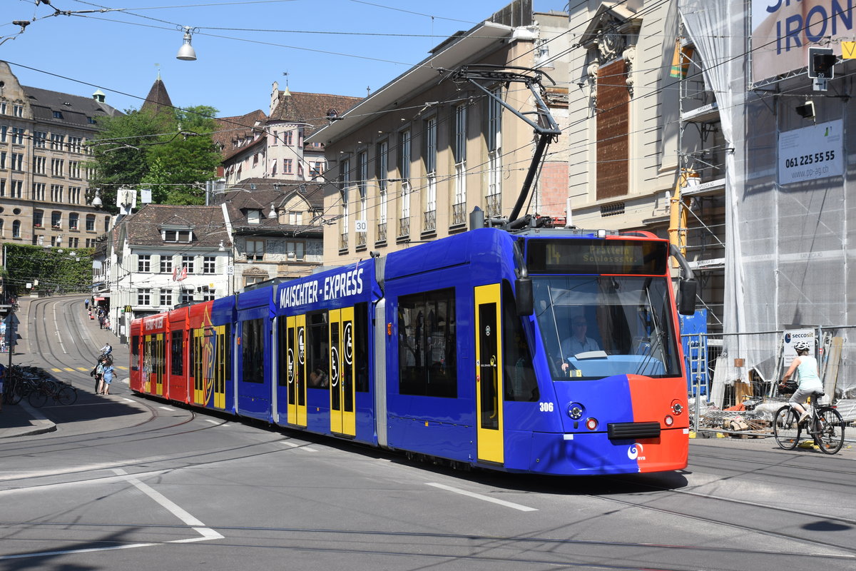 Be 6/8 Combino 306 FC Basel, auf der Linie 14, fährt den Steinenberg hoch zur Haltestelle Bankverein. Die Aufnahme stammt vom 13.07.2018.