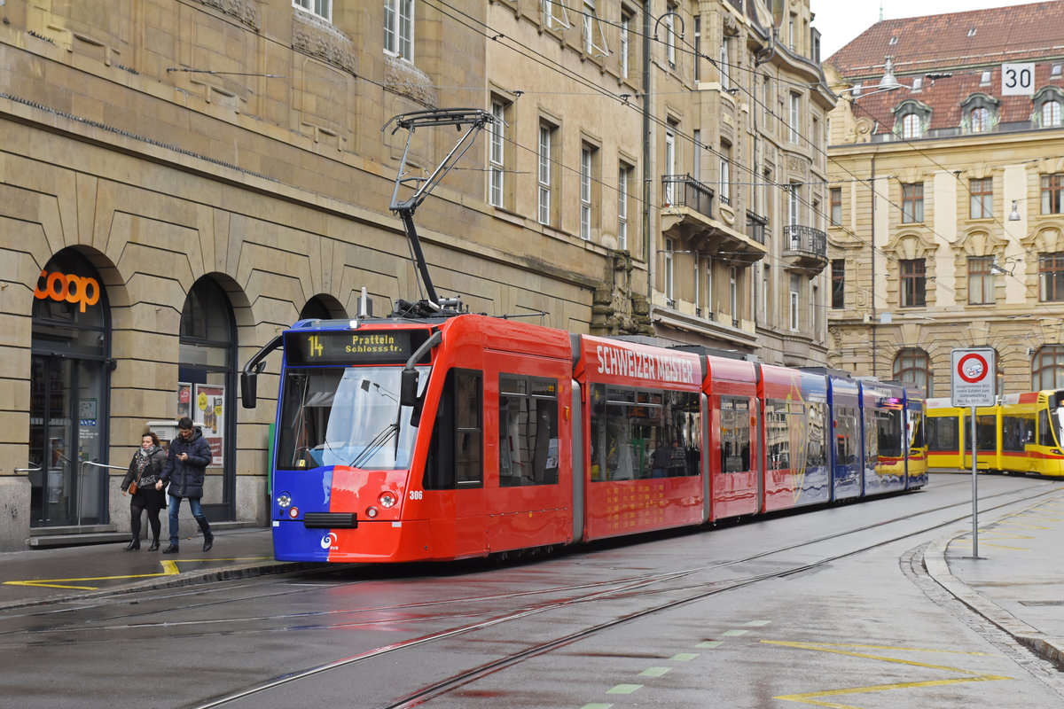 Be 6/8 Combino 306 FC Basel, auf der Linie 14, bedient die Haltestelle Schifflände. Die Aufnahme stammt vom 09.12.2018.