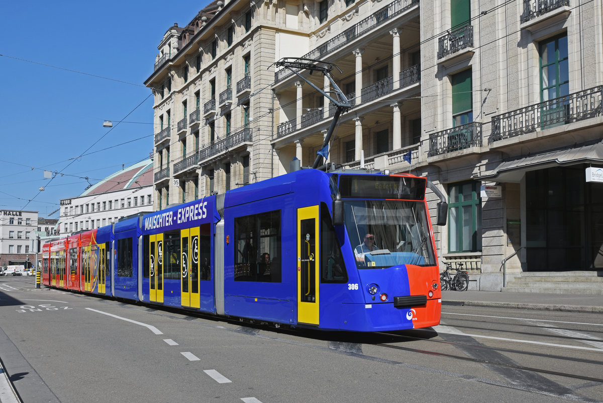 Be 6/8 Combino 306 FC Basel, auf der Linie 1, fährt zur Endstation am Bahnhof SBB. Die Aufnahme stammt vom 23.03.2019