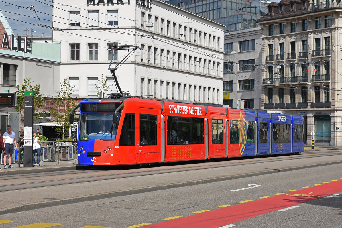 Be 6/8 Combino 306 FC Basel, auf der Linie 1, fährt bei der Haltestelle Markthalle ein. Die Aufnahme stammt vom 15.06.2019.