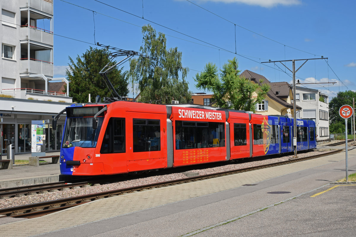 Be 6/8 Combino 306 FC Basel, auf der Linie 14, wartet an der Endstation in Pratteln. Die Aufnahme stammt vom 23.06.2019.