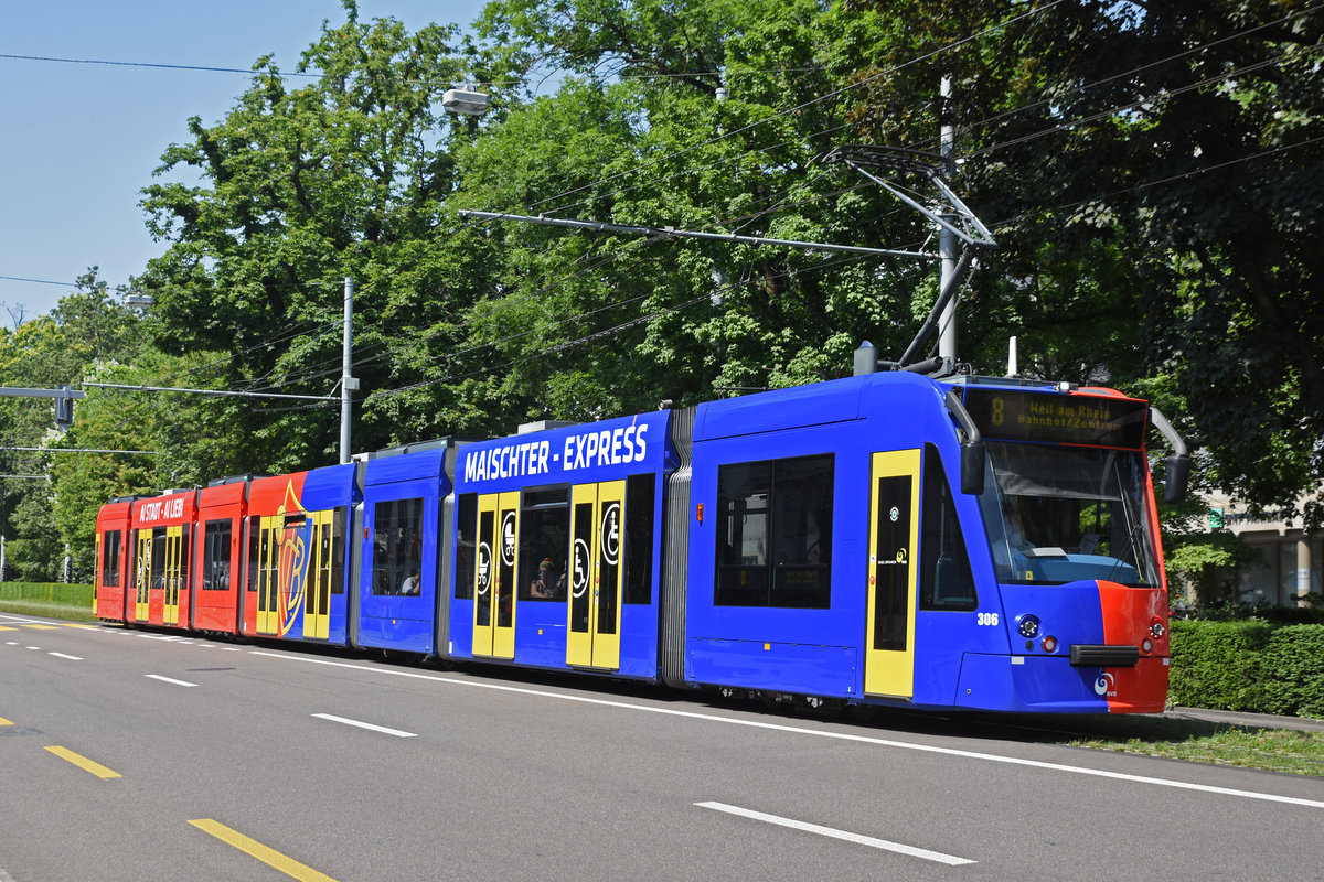Be 6/8 Combino 306 FC Basel, auf der Linie 8, fährt zur Haltestelle am Aeschenplatz. Die Aufnahme stammt vom 27.06.2019.