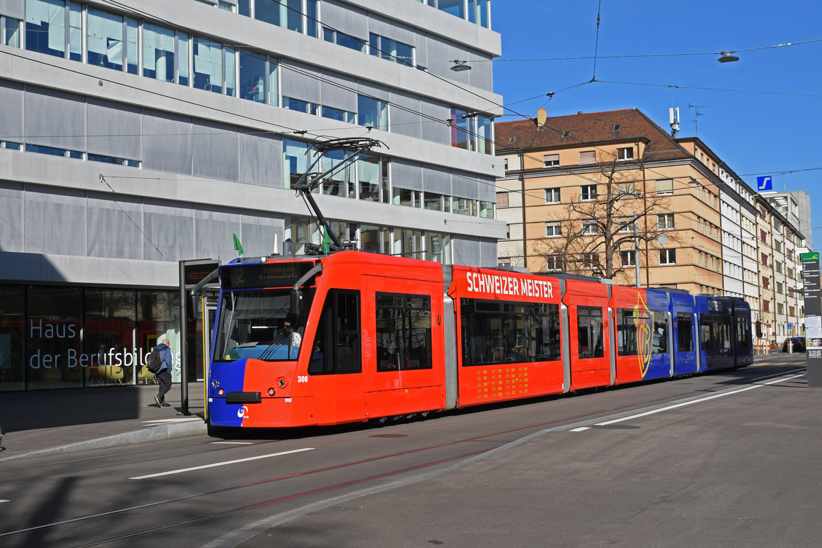 Be 6/8 Combino 306 FC Basel, auf der Linie 2, bedient die Haltestelle Gewerbeschule. Die Aufnahme stammt vom 21.02.2020.