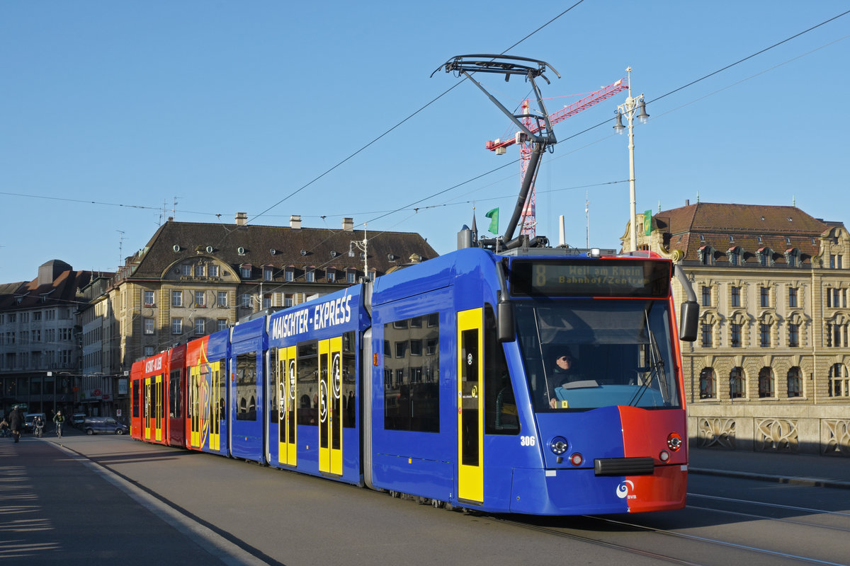 Be 6/8 Combino 306 FC Basel, auf der Linie 8, überquert die Mittlere Rheinbrücke. Die Aufnahme stammt vom 28.02.2020.