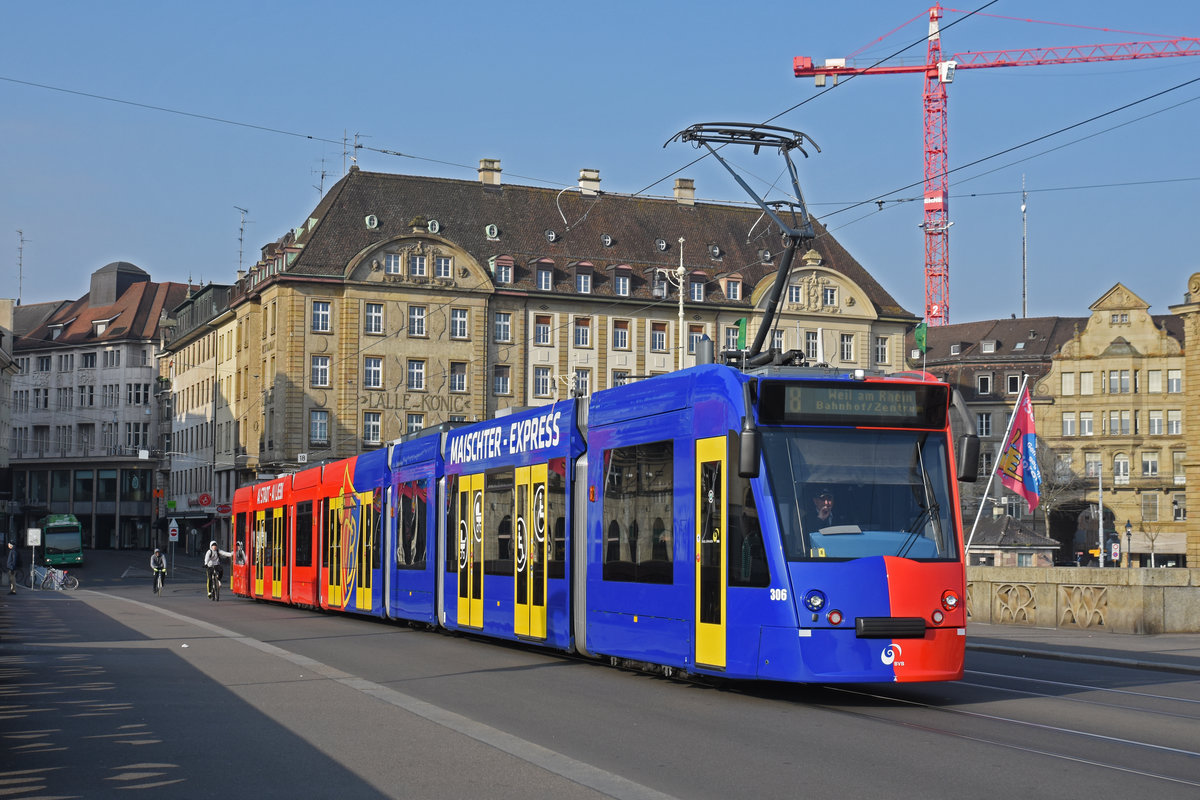 Be 6/8 Combino 306 FC Basel, auf der Linie 8, überquert die Mittlere Rheinbrücke. Die Aufnahme stammt vom 28.03.2020.