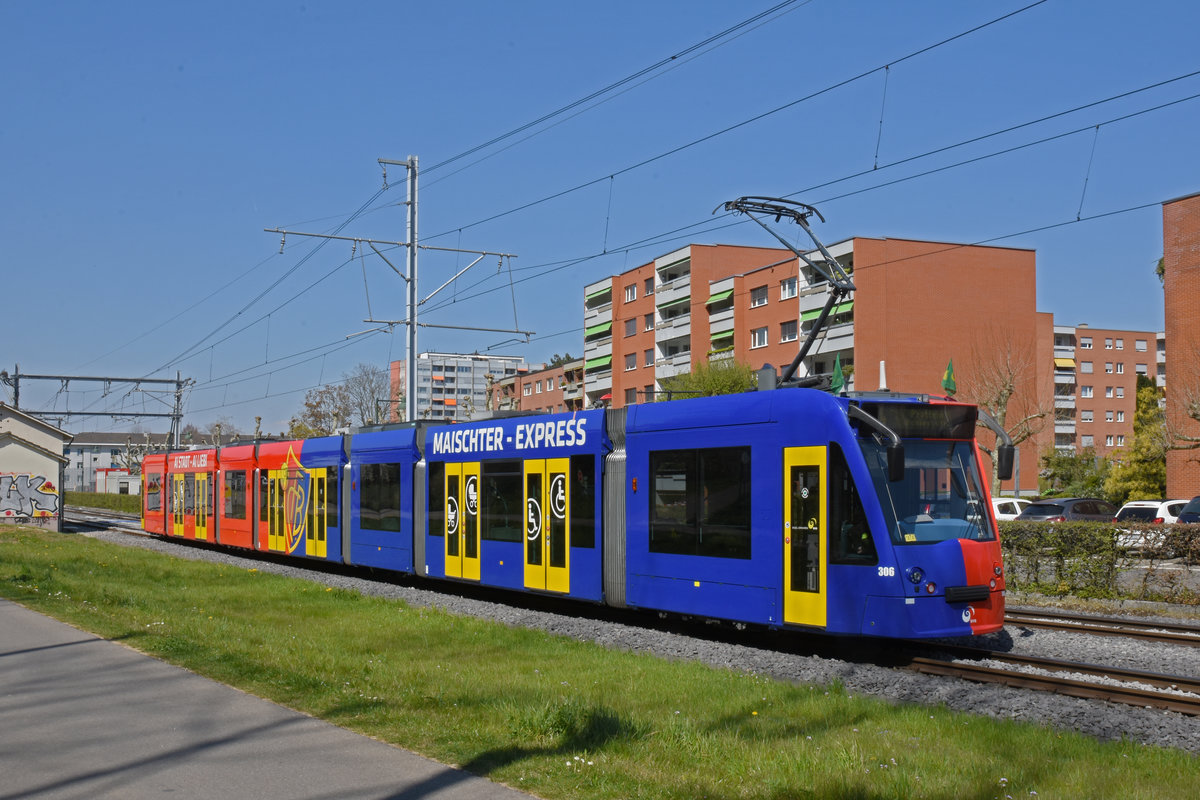 Be 6/8 Combino 306 FC Basel, auf der Linie 14, fährt zur Schlaufe Wartenberg. Die Aufnahme stammt vom 08.04.2020.