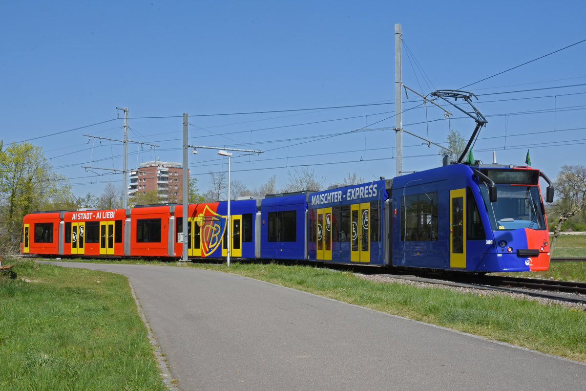 Be 6/8 Combino 306 FC Basel, auf der Linie 14, wendet in der Schlaufe beim Wartenberg. Die Aufnahme stammt vom 08.04.2020.