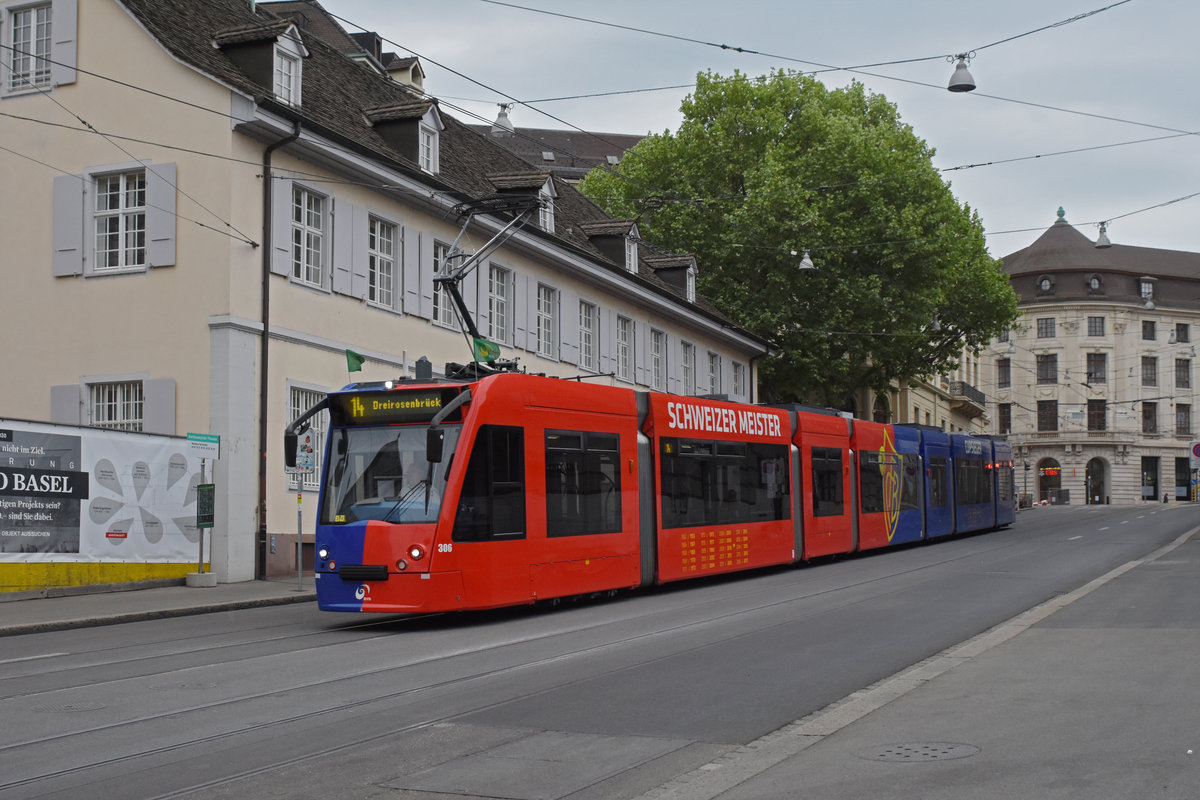 Be 6/8 Combino 306 FC Basel, auf der Linie 14, fährt den Steinenberg hinunter zur Haltestelle Barfüsserplatz. Die Aufnahme stammt vom 26.04.2020.