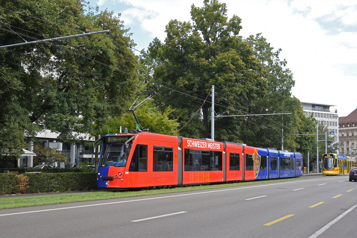 Be 6/8 Combino 306 FC Basel, auf der Linie 8, fährt zur Haltestelle am Bahnhof SBB. Die Aufnahme stammt vom 23.08.2020.