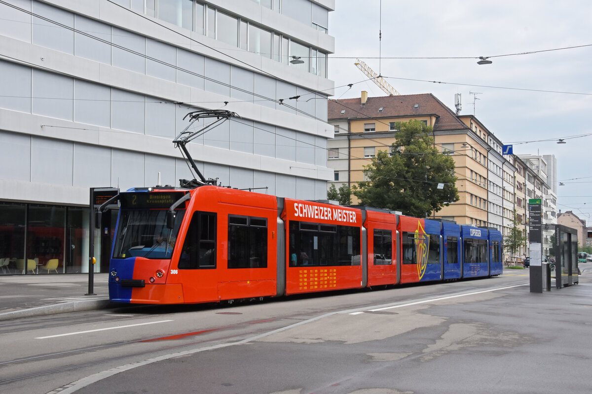 Be 6/8 Combino 306 FC Basel, auf der Linie 2, bedient die Haltestelle Gewerbeschule. Die Aufnahme stammt vom 15.08.2021.