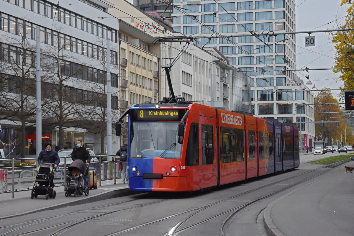 Be 6/8 Combino 306 FC Basel, auf der Linie 8, bedient die Haltestelle Aeschenplatz. Die Aufnahme stammt vom 16.11.2021.