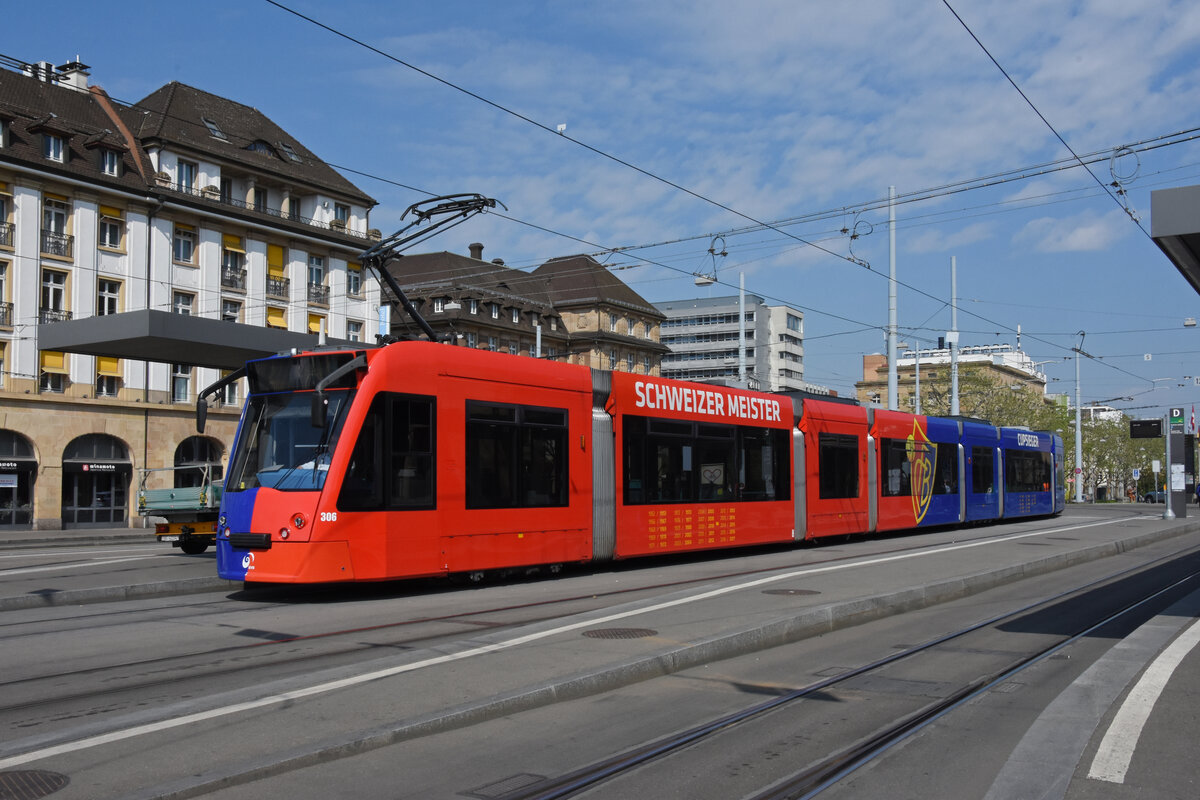 Be 6/8 Combino 306 FC Basel, auf der Linie 2, bedient die Haltestelle badischer Bahnhof. Die Aufnahme stammt vom 03.05.2022.