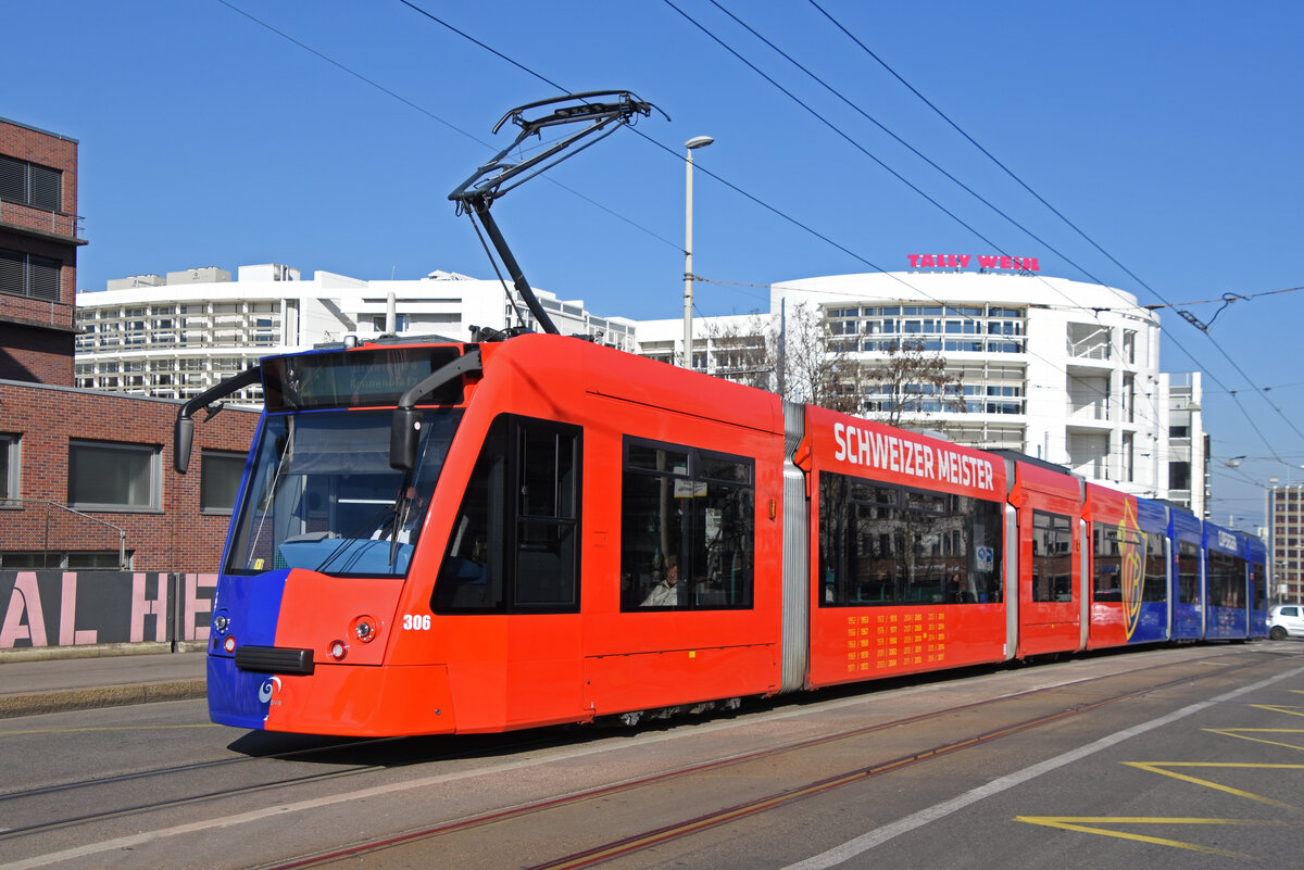 Be 6/8 Combino 306 FC Basel, auf der Linie 2, fährt am 14.02.2023 zur Haltestelle IWB.