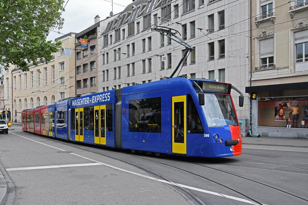 Be 6/8 Combino 306 FC Basel, auf der Linie 6, verlässt am 27.05.2024 die Haltestelle Theater.