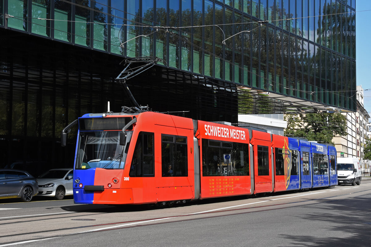 Be 6/8 Combino 306 FC Basel, auf der wegen einer Baustelle verlängerten Linie 21, fährt am 02.09.2025 zur Haltestelle Messeplatz. Aufnahme Basel.