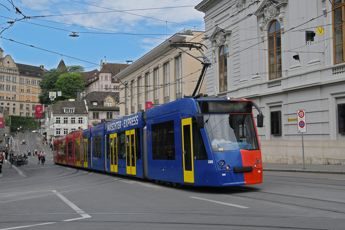 Be 6/8 Combino 306 FC Basel, auf der Linie 8, fährt am 21.07.2025 den Steinenberg hoch zur Haltestelle Bankverein. Aufnahme Basel.