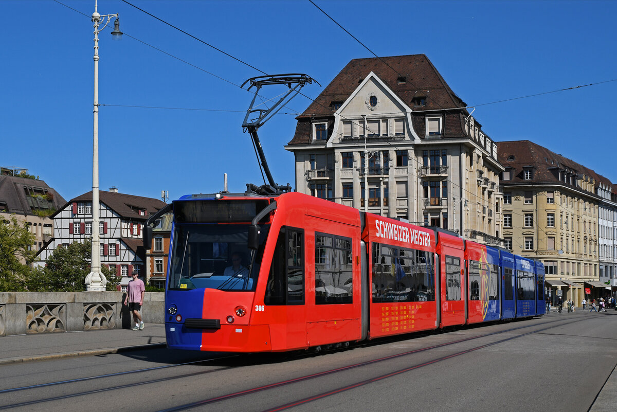 Be 6/8 Combino 306 FC Basel, auf der Linie 14, überquert am 18.09.2025 die Mittlere Rheinbrücke. Aufnahme Basel.