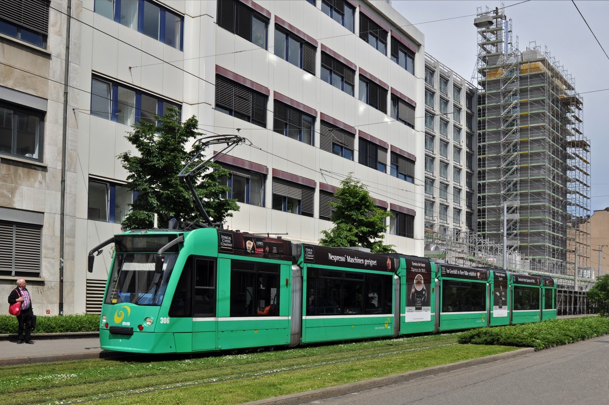 Be 6/8 Combino 306 mit einer Werbung für Kaffee Kapseln auf der Linie 6 fährt zur Haltestelle Gewerbeschule. Die Aufnahme stammt vom 08.05.2015.