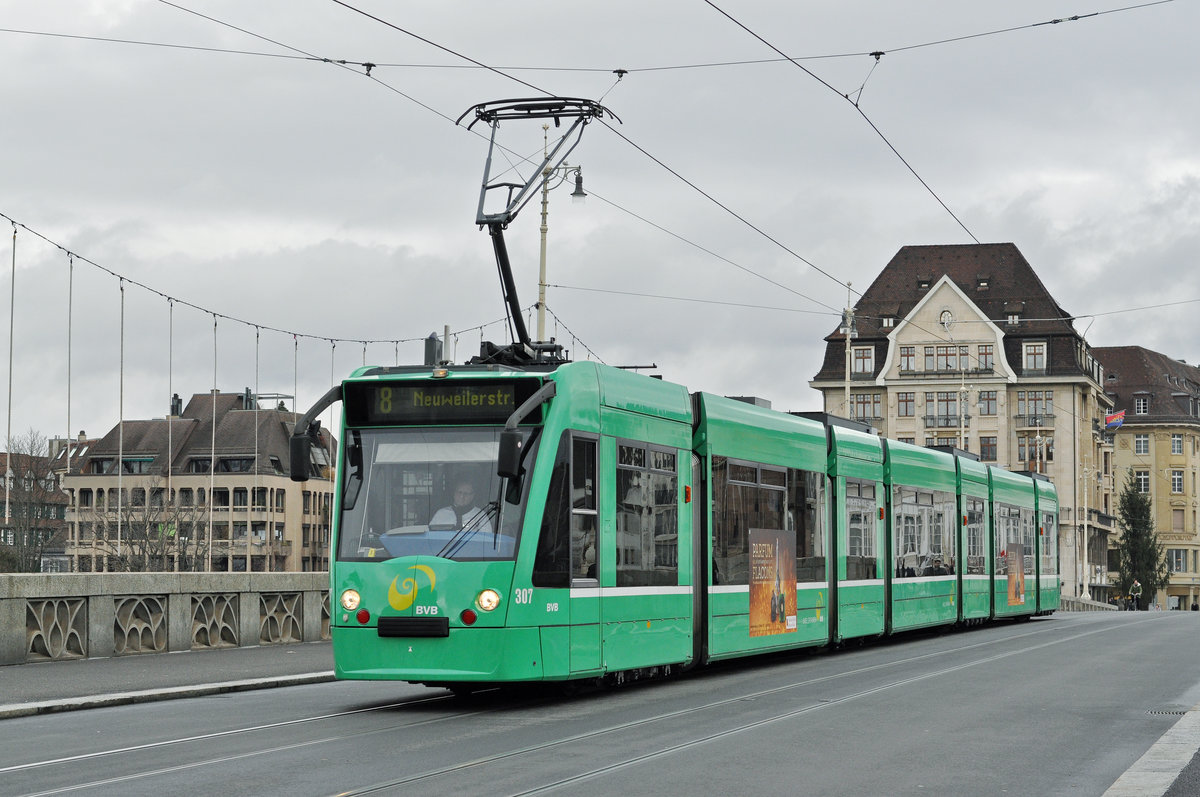 Be 6/8 Combino 307, auf der Linie 8 überquert die Mittlere Rheinbrücke. Die Aufnahme stammt vom 29.11.2017.