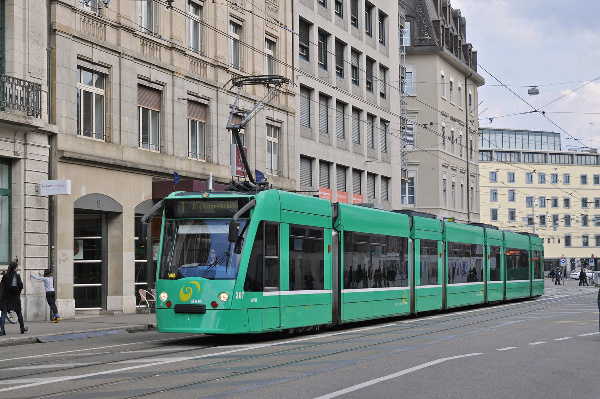 Be 6/8 Combino 307, auf der Linie 1, fährt zur Haltestelle Markthalle. Die Aufnahme stammt vom 25.03.2018.