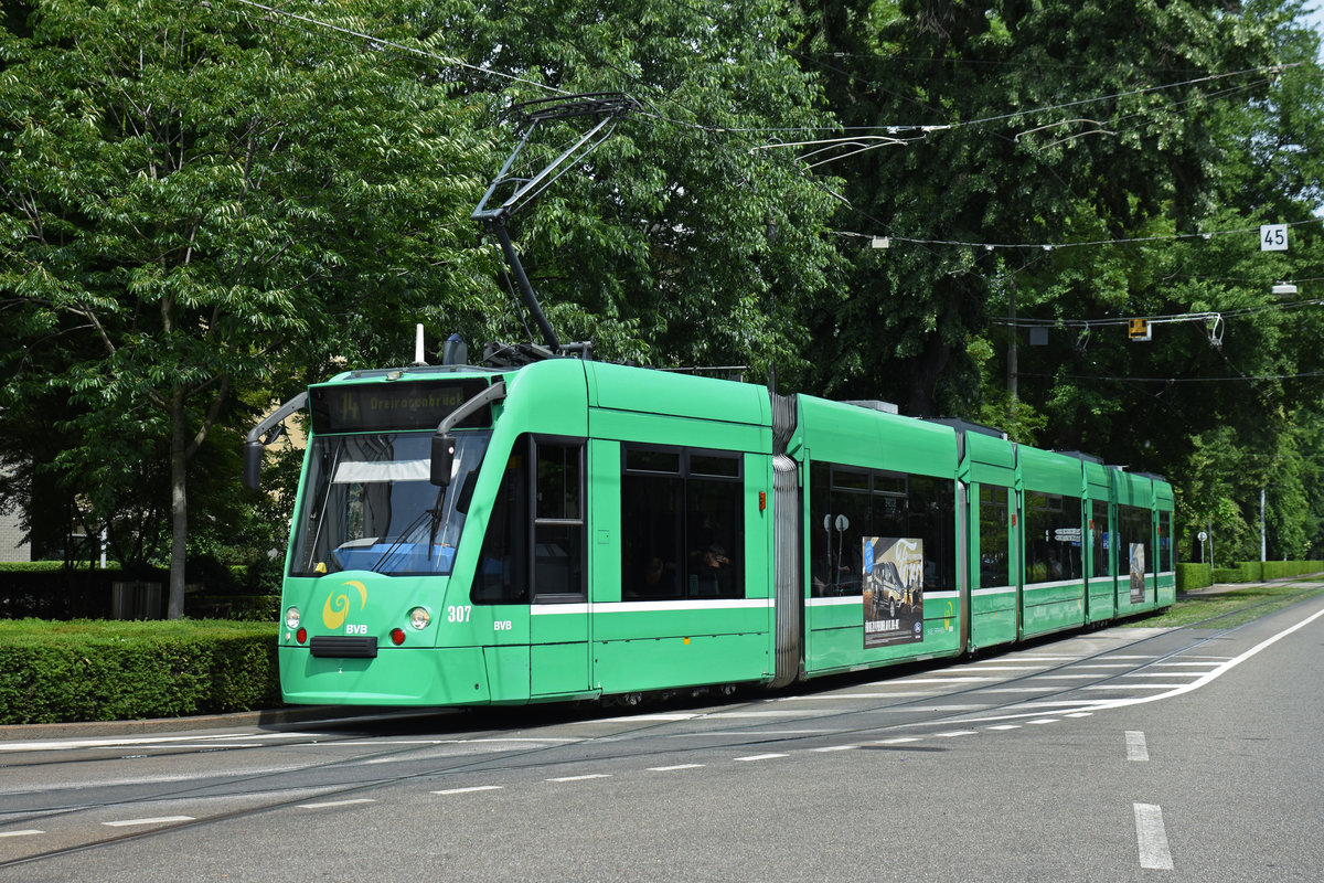 Be 6/8 Combino 307, auf der Linie 14, fährt zur Haltestelle Aeschenplatz. Die Aufnahme stammt vom 26.05.2018.