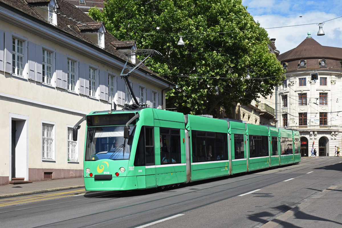 Be 6/8 Combino 307, auf der Linie 8, fährt zur Haltestelle Barfüsserplatz. Die Aufnahme stammt vom 24.06.2018.