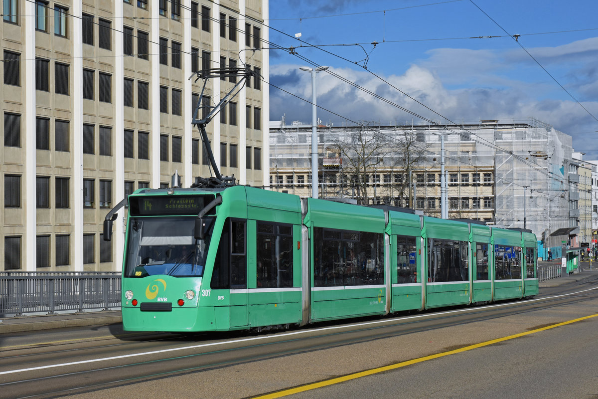 Be 6/8 Combino 307, auf der Linie 14, überquert die Dreirosenbrücke. Die Aufnahme stammt vom 13.03.2019.