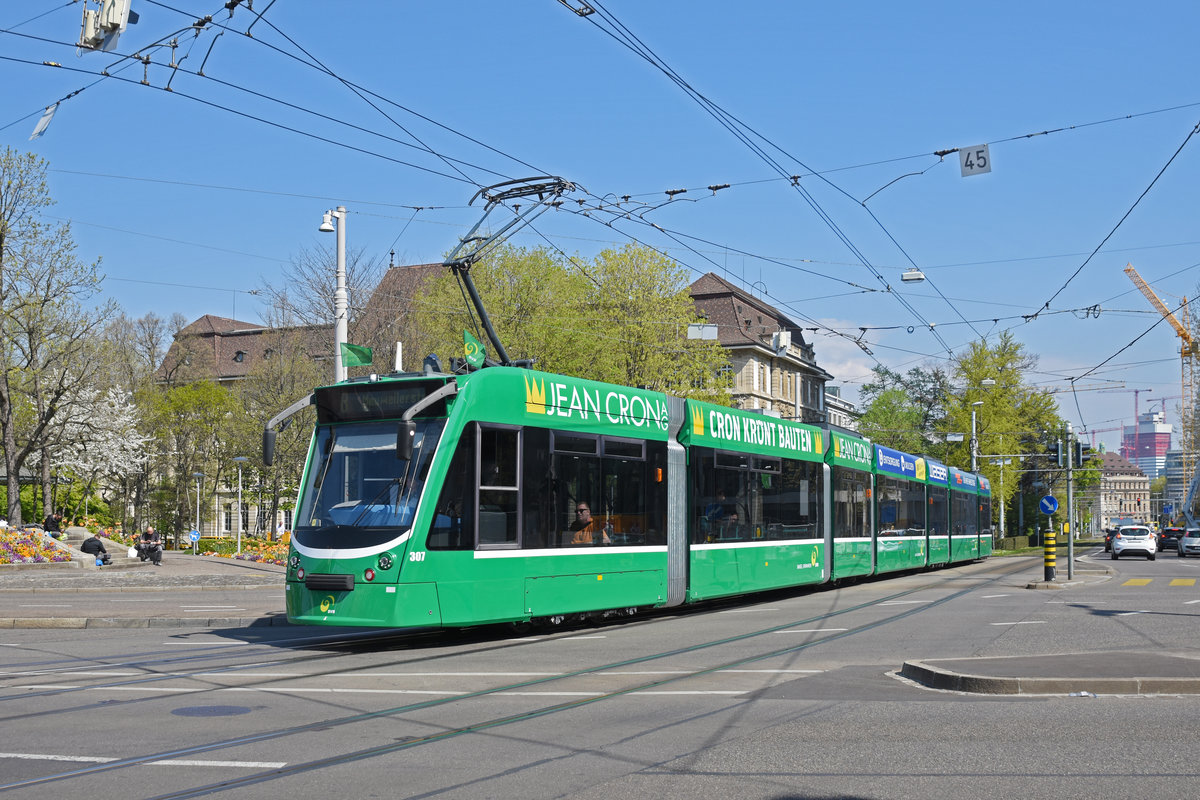 Be 6/8 Combino 307, auf der Linie 8, fährt zur Haltestelle am Bahnhof SBB. Die Aufnahme stammt vom 09.04.2020.
