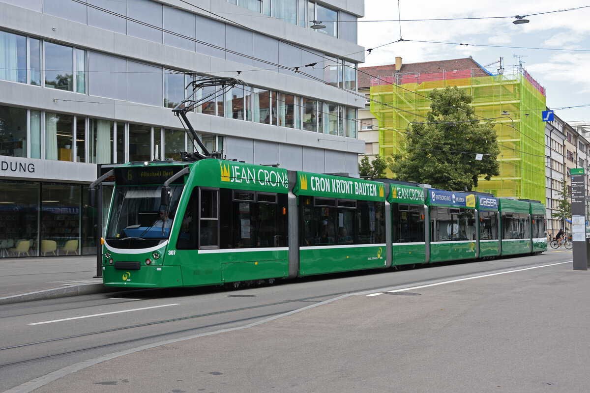 Be 6/8 Combino 307, auf der Linie 6, bedient die Haltestelle Gewerbeschule. Die Aufnahme stammt vom 23.06.2022.