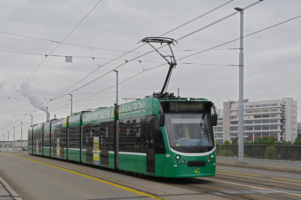 Be 6/8 Combino 307, auf der Linie 1, überquert am 19.04.2023 die Dreirosenbrücke.