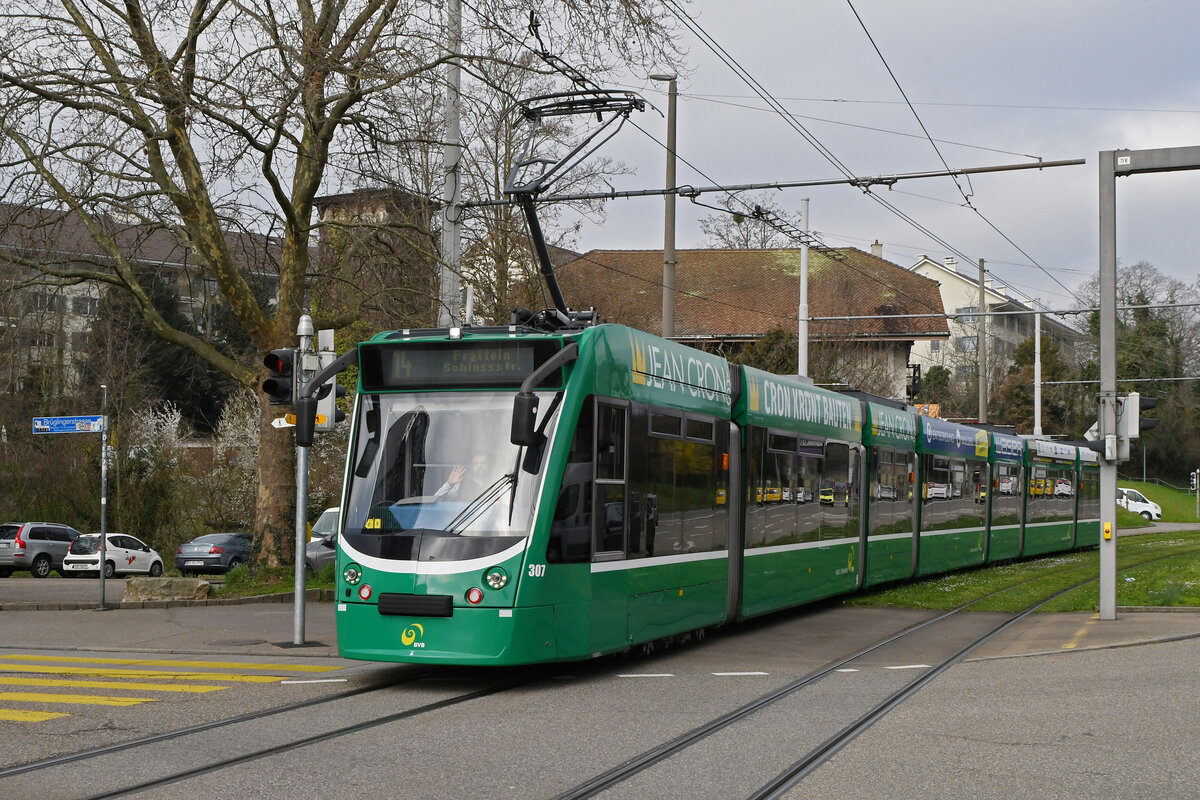 Be 6/8 Combino 307, auf der Linie 14, fährt am 08.03.2024 bei der Haltestelle St. Jakob ein.