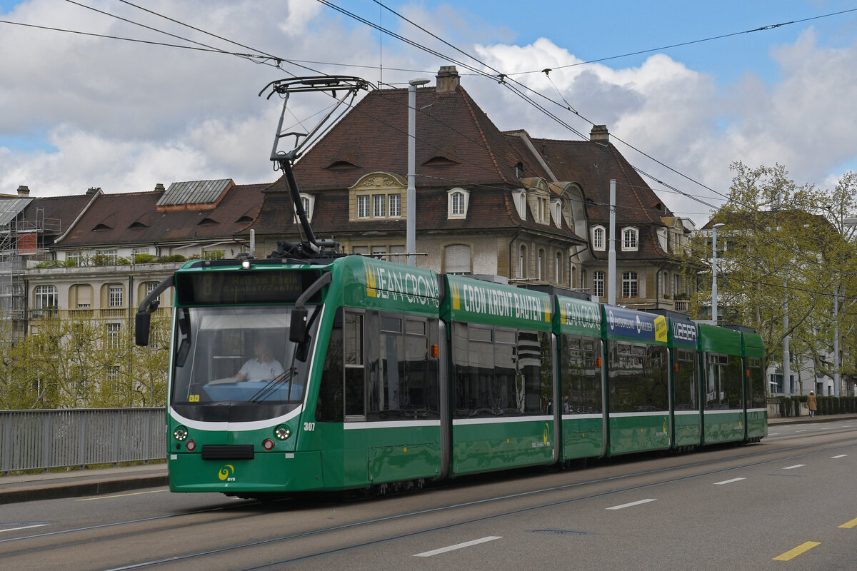 Be 6/8 Combino 307, auf der Linie 8, fährt am 14.04.2025 zur Haltestelle Markthalle. Aufnahme Basel.