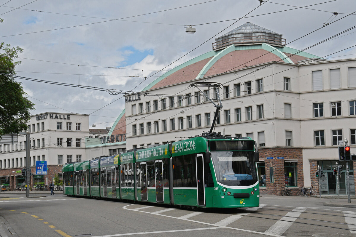 Be 6/8 Combino 307, auf der Linie 2, fährt am 07.07.2025 zur Haltestelle am Bahnhof SBB. Aufnahme Basel.